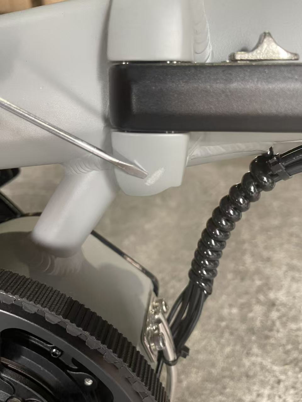 【アウトレット】16インチ 折り畳み電動アシスト自転車 シマノ内装3段変速   36V8.5AHバッテリー【簡易組立必要品】(XRC-163L X-MINI グレージュ) ＊販売証明書付
