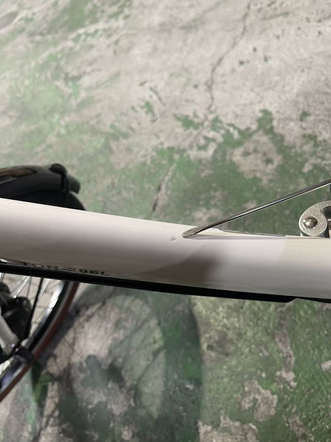 【アウトレット】20インチ 折り畳み電動アシスト自転車 外装6段変速  ホワイト 8AHバッテリー【簡易組立必要品】(TDN-206L) ＊販売証明書付き